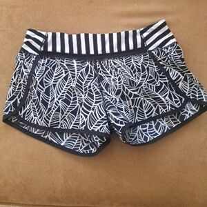 Lululemon Run Speed Angel Wing Black&White  Palm Print Short sz8 EUC